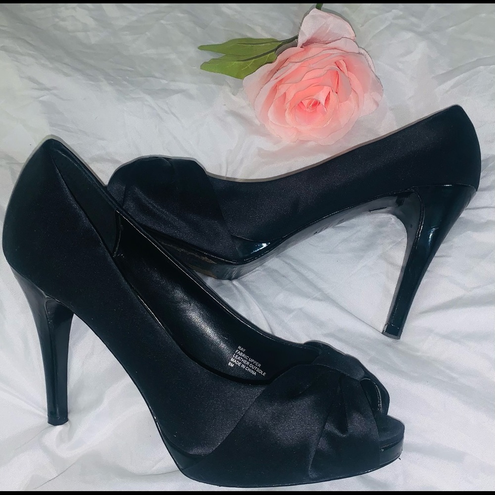 Whit House Black Market Ray Heel